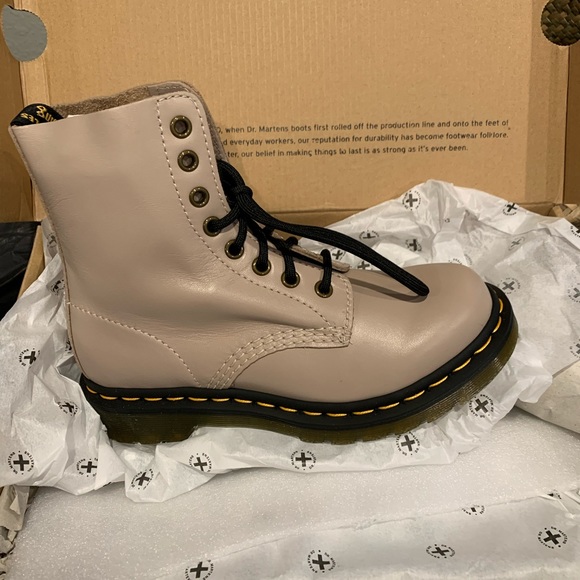 Dr. Martens 1460 pascal NWT - Picture 2 of 5
